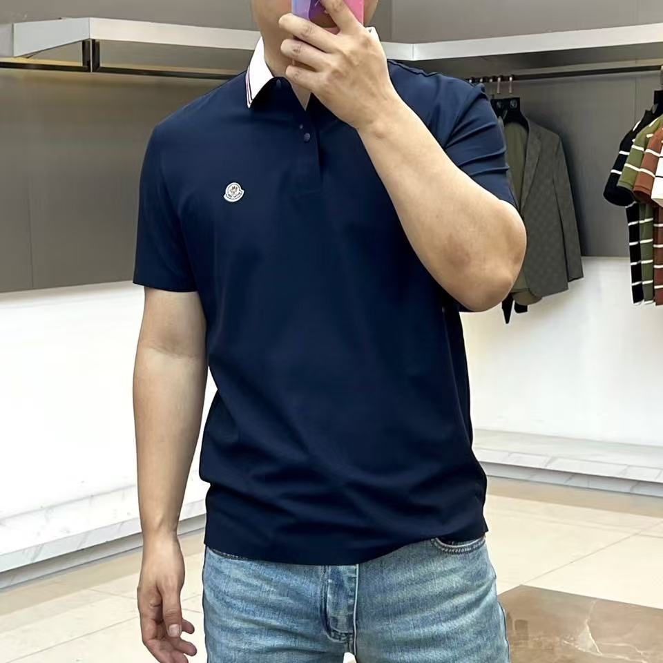 Moncler/Mengkou 2026 คลาสสิกรอบคอแขนสั้นเสื้อยืดผู้ชายผู้หญิงกลางแจ้งหรูหราโลโก้การพิมพ์ขายร้อน Stre