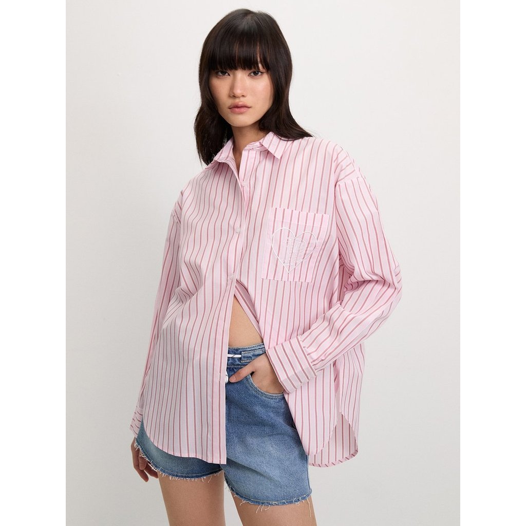 [Pomelo] เสื้อเชิ้ตลายทางดีเทลปักหัวใจ / Heart Embroidered Striped Shirt