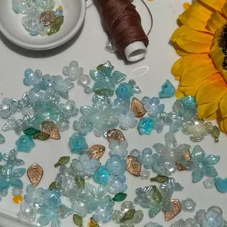 ลูกปัดดอกไม้ อะคริลิค คละโทนสีสดใส 20 กรัม สำหรับงาน DIY