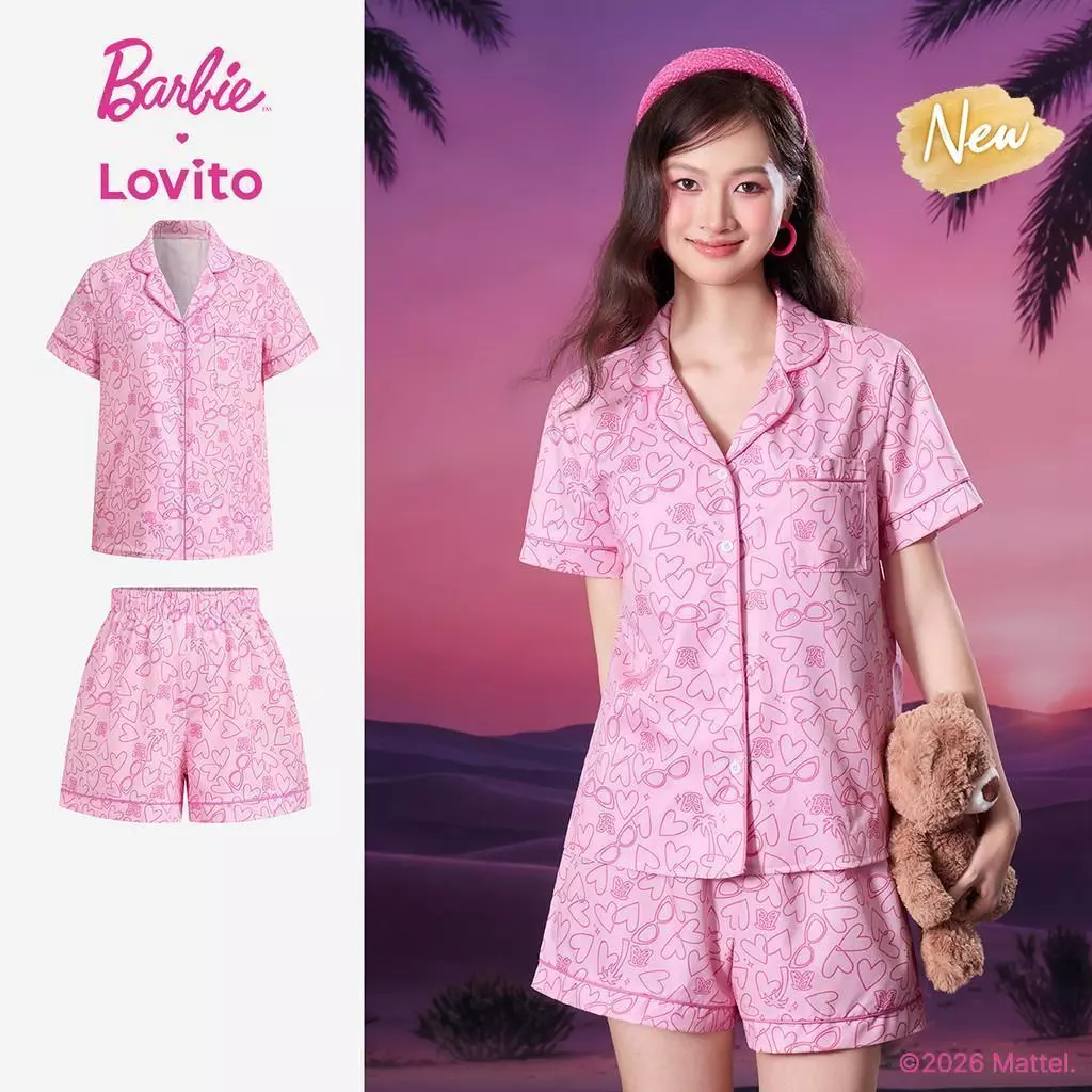 (New Arrival) Barbie™ X Lovito เสื้อท็อปสีชมพูผู้หญิง ฤดูใบไม้ผลิ/ร้อน แขนสั้น คอปก เอวกลาง ขากว้าง กระดุมหน้า ขอบสีตัดกันและกระเป๋า เกาหลี อินเทรนด์ LBL5AD023