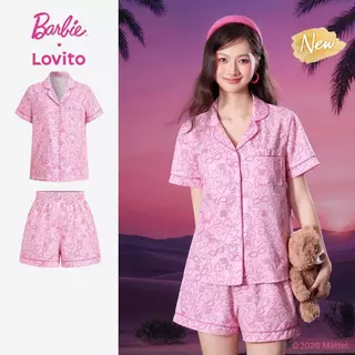 (New Arrival) Barbie™ X Lovito เสื้อท็อปสีชมพูผู้หญิง ฤดูใบไม้ผลิ/ร้อน แขนสั้น คอปก เอวกลาง ขากว้าง กระดุมหน้า ขอบสีตัดกันและกระเป๋า เกาหลี อินเทรนด์ LBL5AD023