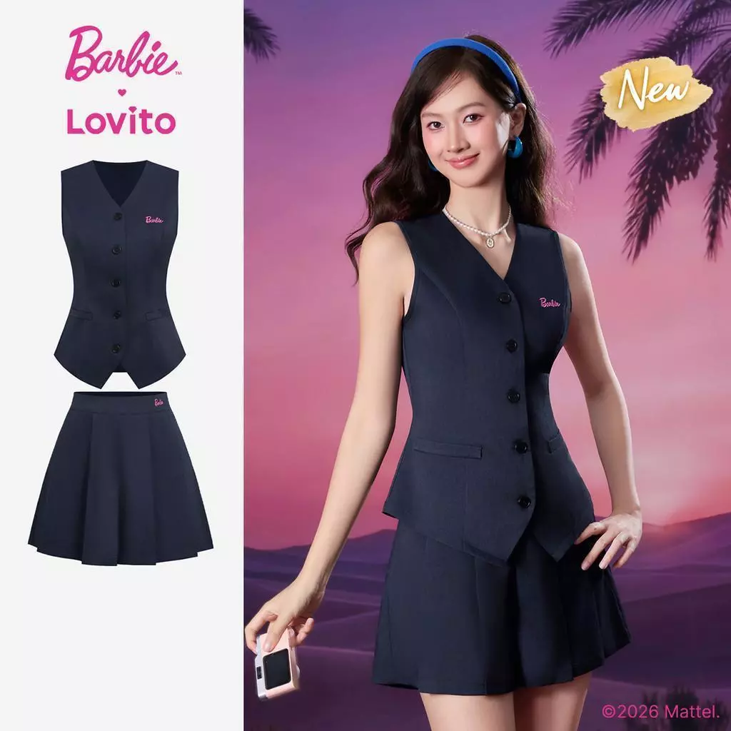(New Arrival) Barbie™ X Lovito เสื้อท็อปสีน้ำเงินราชินีผู้หญิง ฤดูใบไม้ผลิ/ร้อน ไม่มีแขน คอวี เอวกลาง ขากว้าง กระดุมหน้า ปักลายและร่องหน้า เกาหลี อินเทรนด์ LBL5AD019