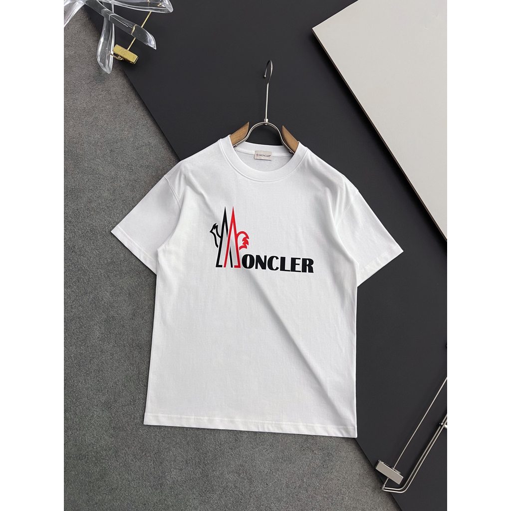 Moncler/Moncler 2026 คลาสสิกรอบคอแขนสั้นเสื้อยืดผู้ชายผู้หญิงสไตล์เคาน์เตอร์ Niche อินเทรนด์ใหม่สไตล