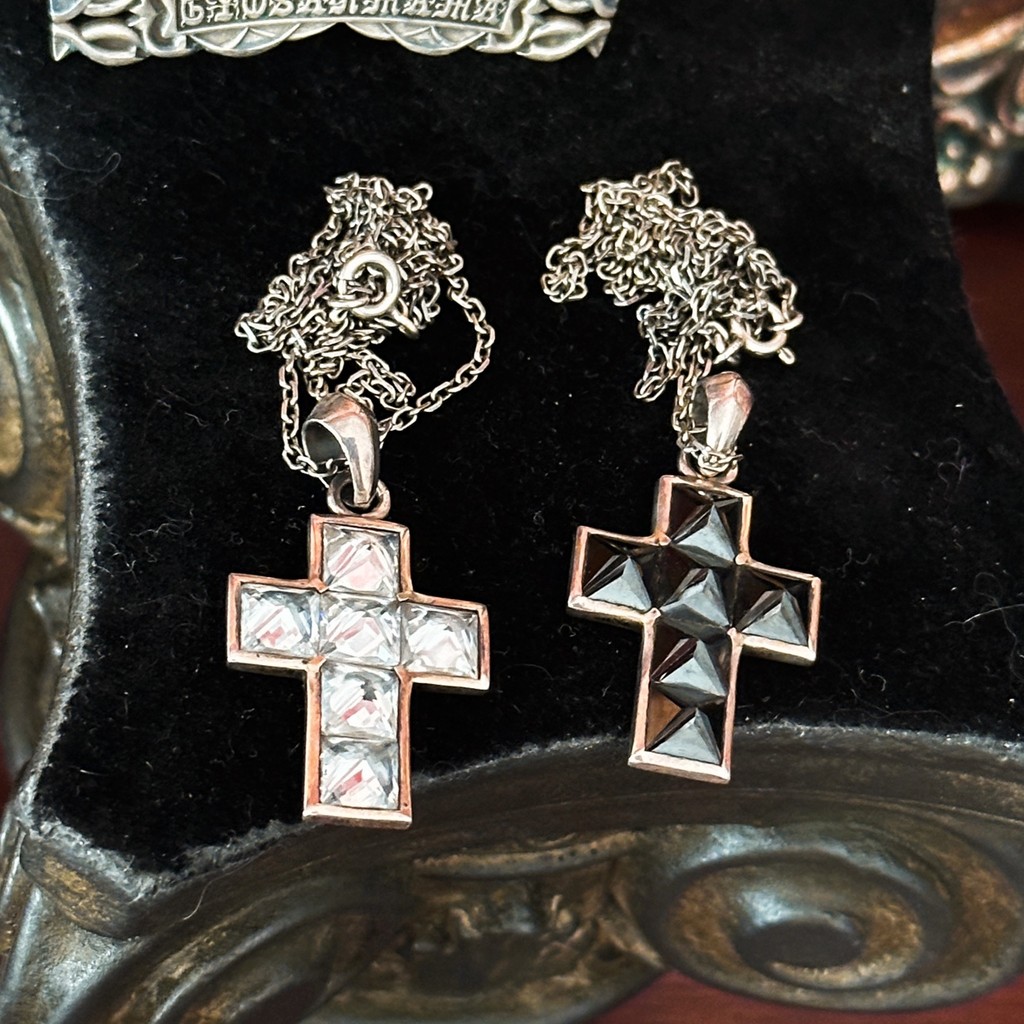 โลตัสปลาภูเขาเหลือเครื่องหมายสีดําสีขาวออกแบบสไตล์ Dark Cross Raw Rivets สร้อยคอ Retro Distressed เค