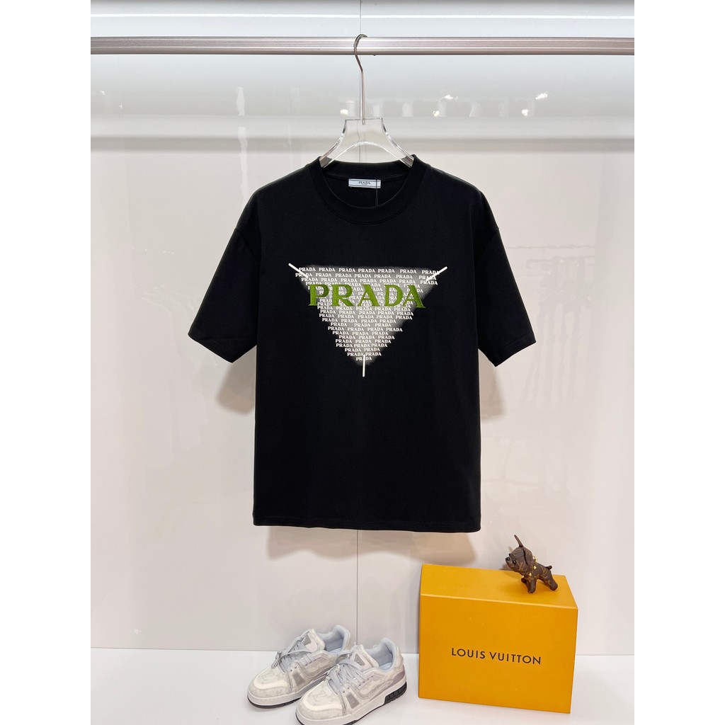 PRADA PRADA ฤดูร้อน PLUS ขนาดแขนสั้นผู้ชายผู้หญิงคู่ Casual PLUS ขนาด 2026 ต้นฤดูใบไม้ผลิสไตล์ใหม่หล