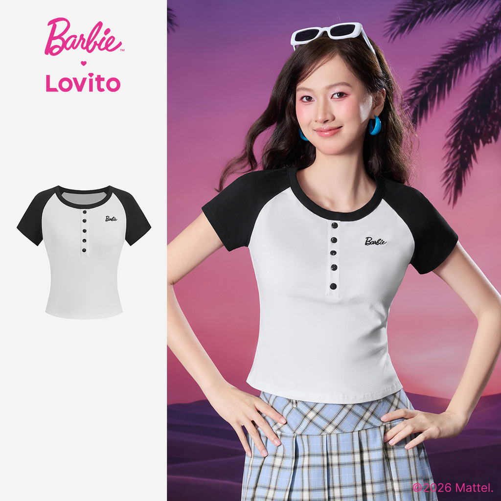 Barbie™ X Lovito เสื้อยืดขาวดำผู้หญิง ฤดูใบไม้ผลิ/ร้อน แขนสั้น คอกลม สีตัดกัน กระดุมและปักลาย เกาหลี อินเทรนด์ LBL5AD007