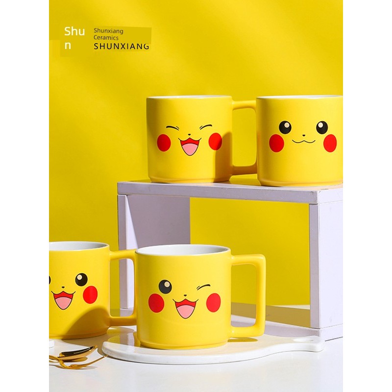แก้วน้ําน่ารัก แก้วน้ําเซรามิค Pikachu ถ้วยร่วมน่ารักสำหรับเด็กที่ใช้ในครัวเรือน