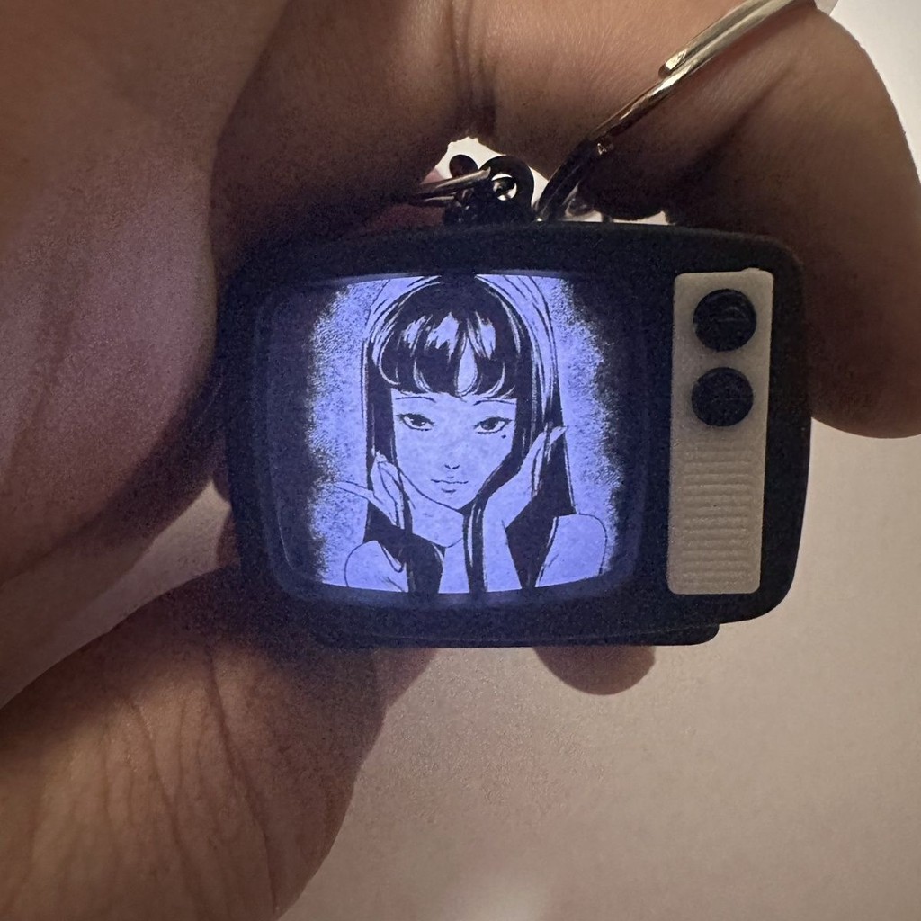 สินค้าใหม่พร้อมสต็อก Kawagami Tomie Ito Junji Creative Luminous Voice l Peripheral Small TV พวงกุญแจ