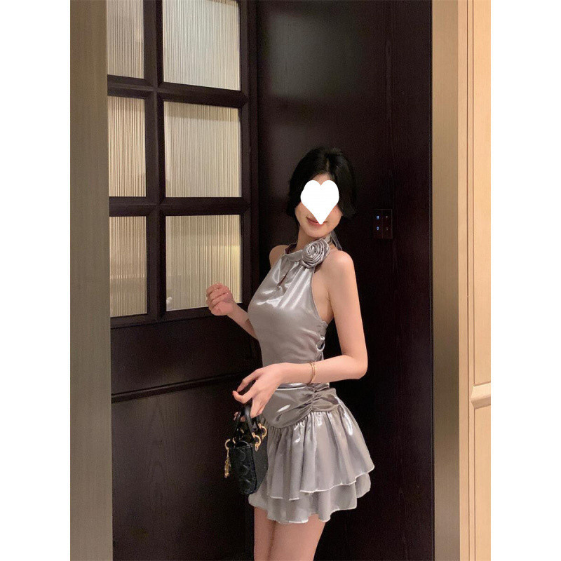 Dainty Vogue ชุดเดรสคล้องคอสําหรับฤดูร้อนของผู้หญิงพร้อมกระโปรงสั้นเปลือยหลังและกระโปรงทรงเอแบบบาง