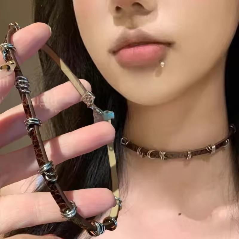 Retro Cracked Design Unisex สร้อยคอ - เค้นคอหนังพังก์สีน้ําตาลหมองคล้ํา - พร้อมการตกแต่งวงกลมโลหะไม่สม่ําเสมอ