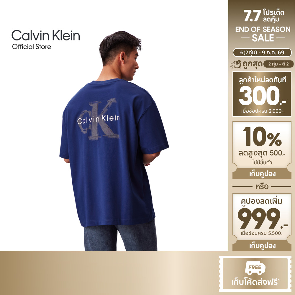 CALVIN KLEIN เสื้อยืดคอกลมแขนสั้นผู้ชาย Oversized Embossed Logo ทรง Oversized รุ่น 4RAB806 C7K-สีน้ำเงิน