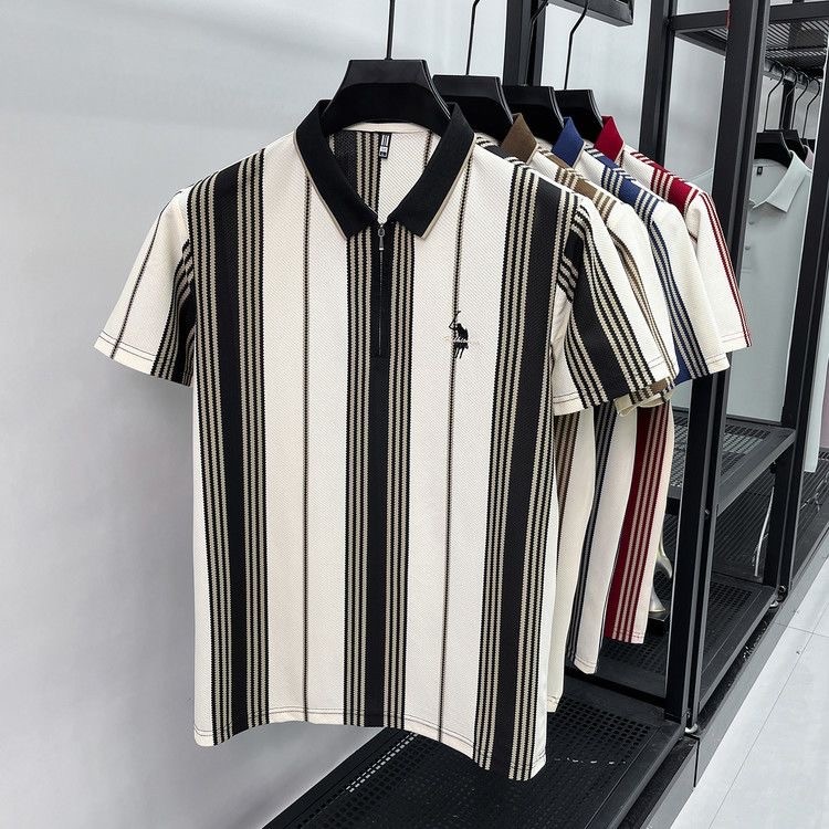 เสื้อโปโลผู้ชาย แขนสั้น ลายทางพิมพ์ คอปก มีซิป ผ้าไอซ์ซิลค์ ระบายอากาศ สไตล์แฟชั่น ทรงพอดีตัว