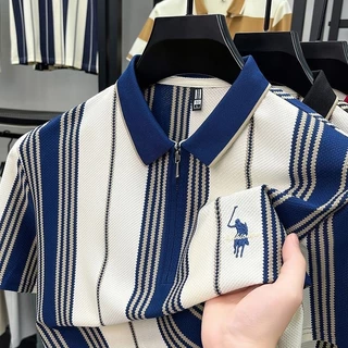 เสื้อโปโลผู้ชาย แขนสั้น ลายทางพิมพ์ คอปก มีซิป ผ้าไอซ์ซิลค์ ระบายอากาศ สไตล์แฟชั่น ทรงพอดีตัว