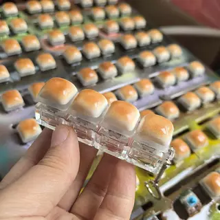 [PE] ขนมปังคาราเมลความเครียดบรรเทาคีย์บอร์ดพวงกุญแจปุ่ม Light Keycap Bapa จี้สําหรับสํานักงานนักเรียนอุปกรณ์เสริมสําหรับผู้ใหญ่ 1PC TH