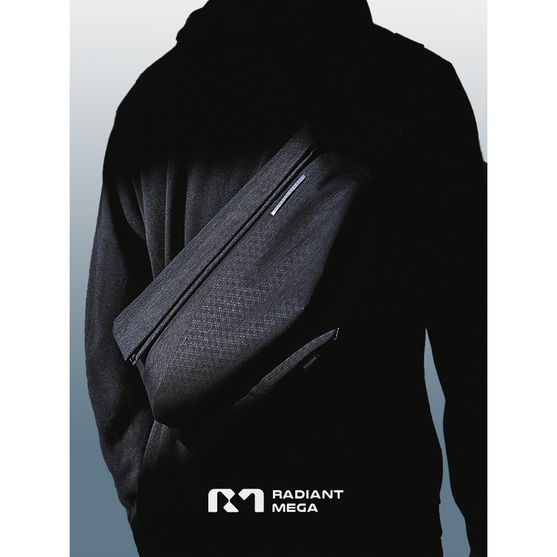 NIID2024 Chip King Fried สินค้าใหม่กระเป๋าคอมพิวเตอร์Crossbody 47 ซม.R1 Mega Crossbodyกระเป๋าผู้ชายก