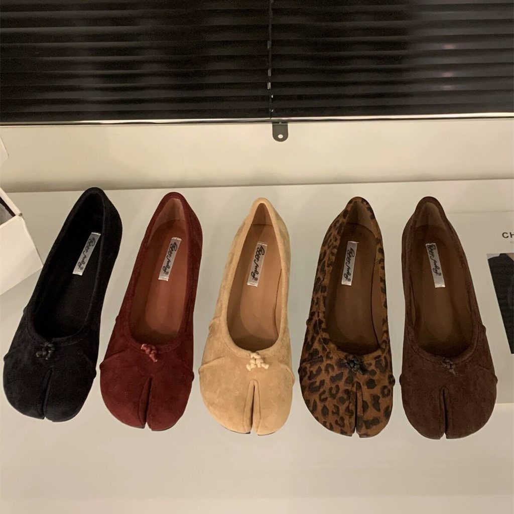 Flat Split-Toed Pig Chopshoe Shoes รองเท้าผู้หญิง 2026 Pig Feet Shoes Suede Leopard Print Peas Shoes