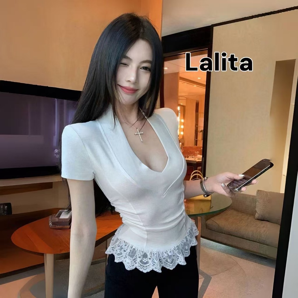 พร้อมส่ง สไตล์ใหม่ ทรงสลิมฟิต เสื้อยืดแขนสั้นคอวีหญิงสาวร้อน เสื้อท็อปสตรีลูกไม้เซ็กซี่ Lalita