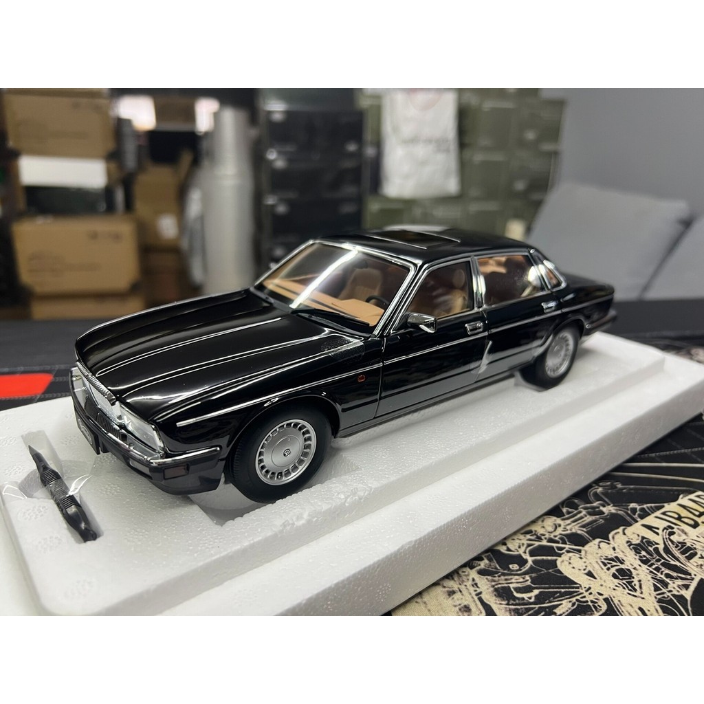 AR 1/18 Jaguar Demler XJ6 (XJ40) หมายเลขสไตล์สีดํา:810543ชื่อ: Jaguar Daimler XJ6 (XJ40) -Ebony Blac