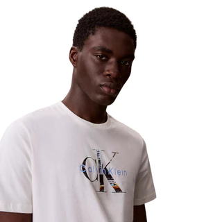 CALVIN KLEIN เสื้อยืดคอกลมแขนสั้นผู้ชาย Monogram logo Graphic ทรง Regular รุ่น 4RE878G YAS-สีขาวครีม