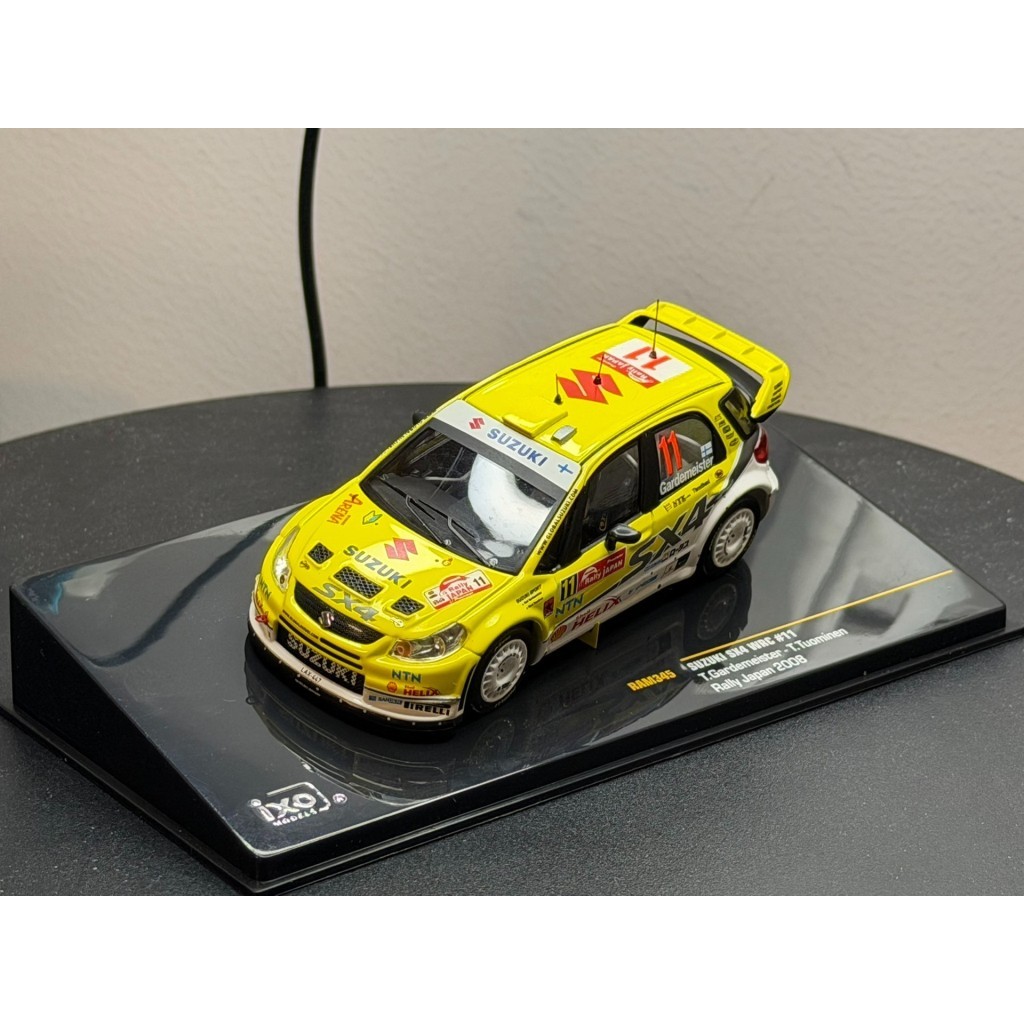 [พร้อมสต็อก] ไอโซ 1/43 ซูซูกิ SX4 WRC 2005 รถแชมป์ญี่ปุ่นแรลลี่เคลือบสีเหลืองพร้อมฐานเดิมกล่องรถครบช