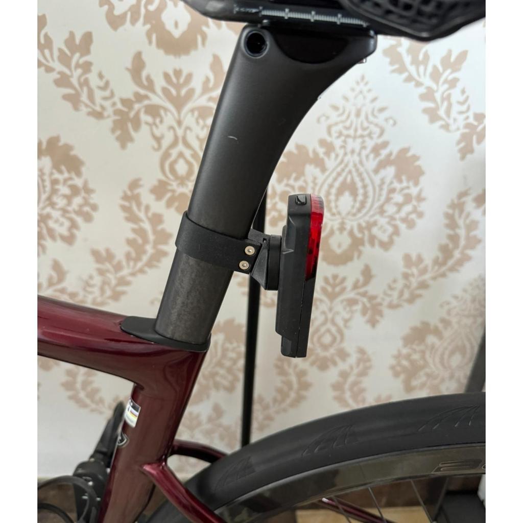 จักรยานเสือหมอบ Seatpost Lightning SL8 กับไฟท้ายวงเล็บGarmin แบบบูรณาการ