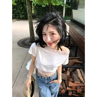 Jennie🌺🤍เสื้อครอปแขนสั้นปาดไหล่แต่งลูกไม้ขอบคอไหล่เฉียงสุดเซ็กซี่ทรงเข้ารูปเอวจั๊มสวยเน้นลุคคุณหนูหวานๆ สไตล์เกาหลีฮิต