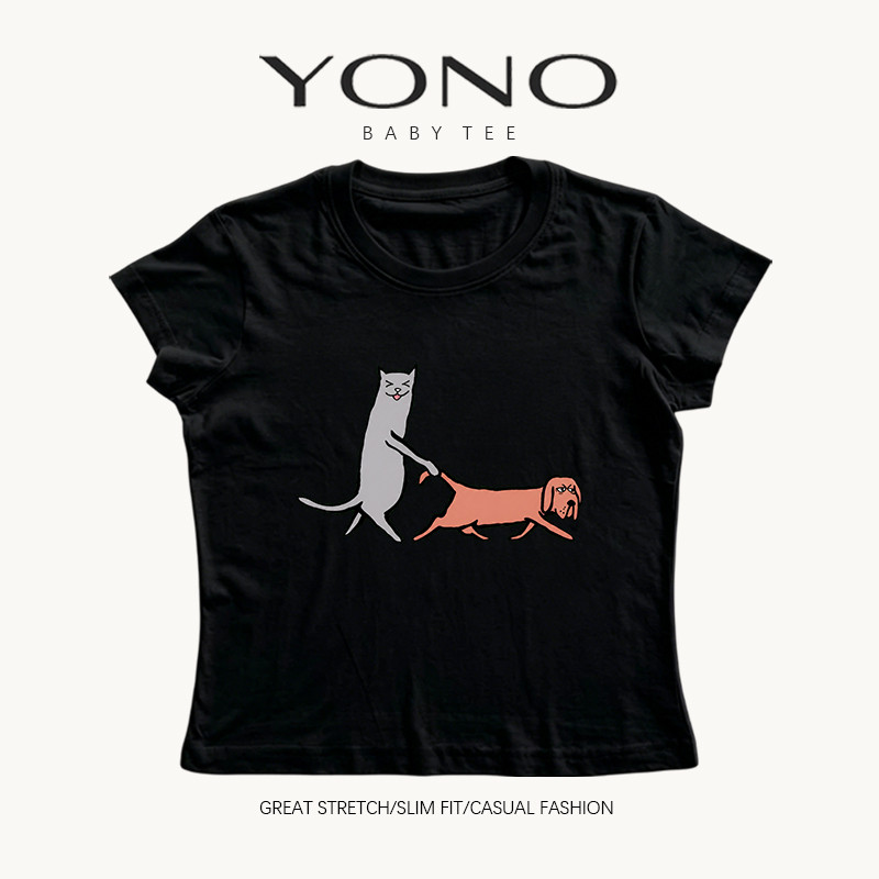 (พร้อมส่ง24ชม.) YONO. Baby Tee สีดำ ลายแมวกับสุนัขดัชชุนด์การ์ตูน ทรงเข้ารูป สไตล์ขี้เล่น