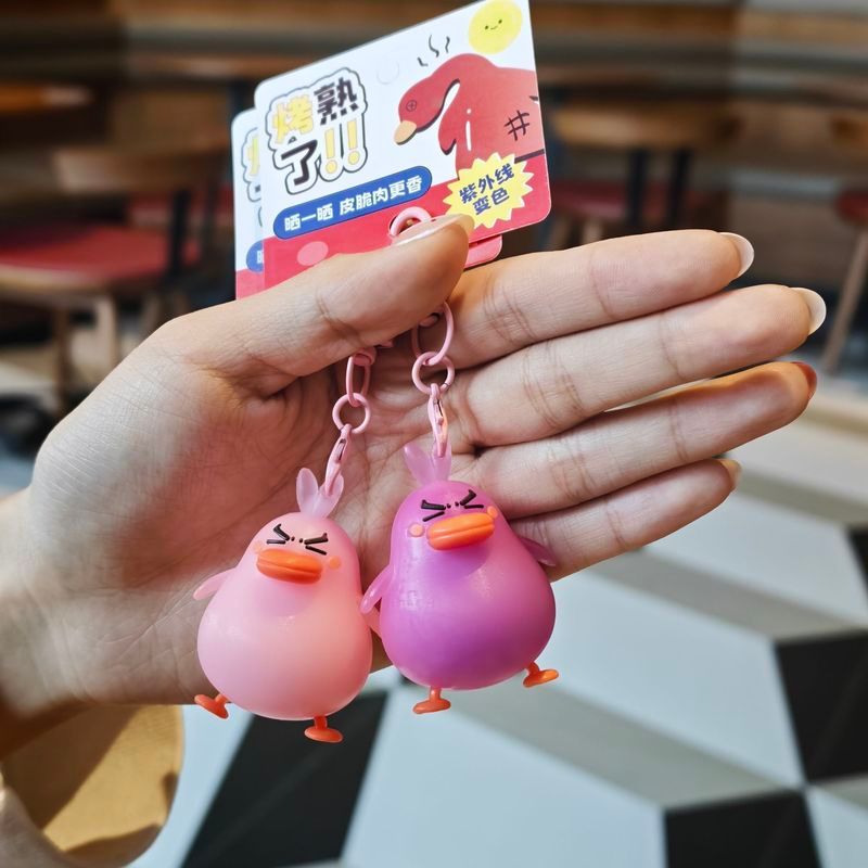 Rock Kingdom World เป็ดสีสันสดใส Jiji เป็ดเปลี่ยนสี Jiji พวงกุญแจตุ๊กตาน่ารักแขวน 8.7