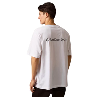 CALVIN KLEIN เสื้อยืดคอกลมแขนสั้นผู้ชาย Back Graphic ทรง Relaxed รุ่น 4RAB818 YAF-สีขาว