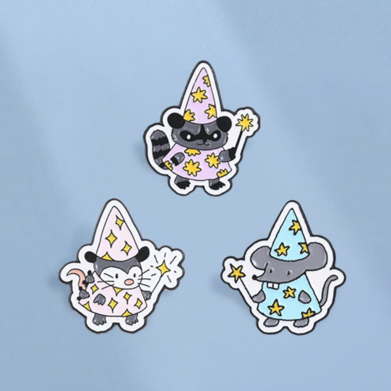 ตลกตัวช่วยสร้างสัตว์เคลือบ Pins น่ารัก Raccoon Opossum เมาส์ Magician เข็มกลัดปกป้ายกระเป๋าเป้สะพายหลังอุปกรณ์เสริมของขวัญสําหรับเพื่อน