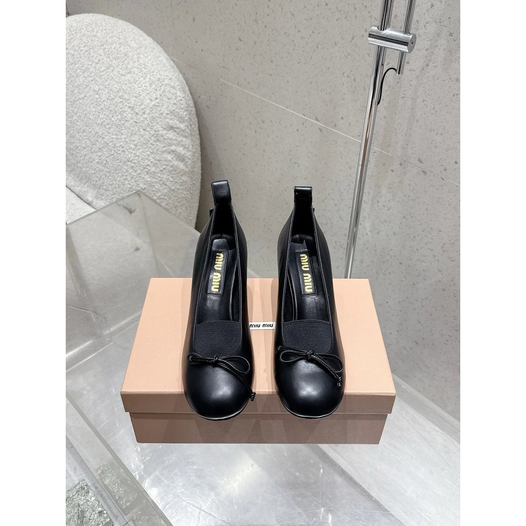 Miumiu Miumiu 2025ss ฤดูใบไม้ผลิฤดูร้อนสไตล์ใหม่สุภาพสตรีส้นหนารองเท้าส้นสูง Retro Bow รอบ Toe ส้นหน