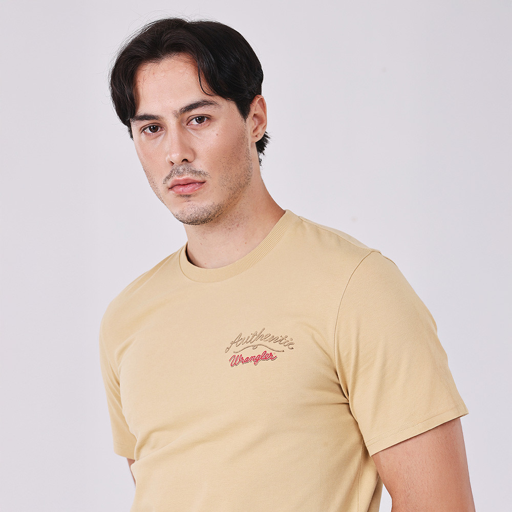 WRANGLER เสื้อยืดแขนสั้นผู้ชาย คอลเลคชั่น Beyond Indigo รุ่น WR S326MTSSN46 สีน้ำตาล — صورة 5
