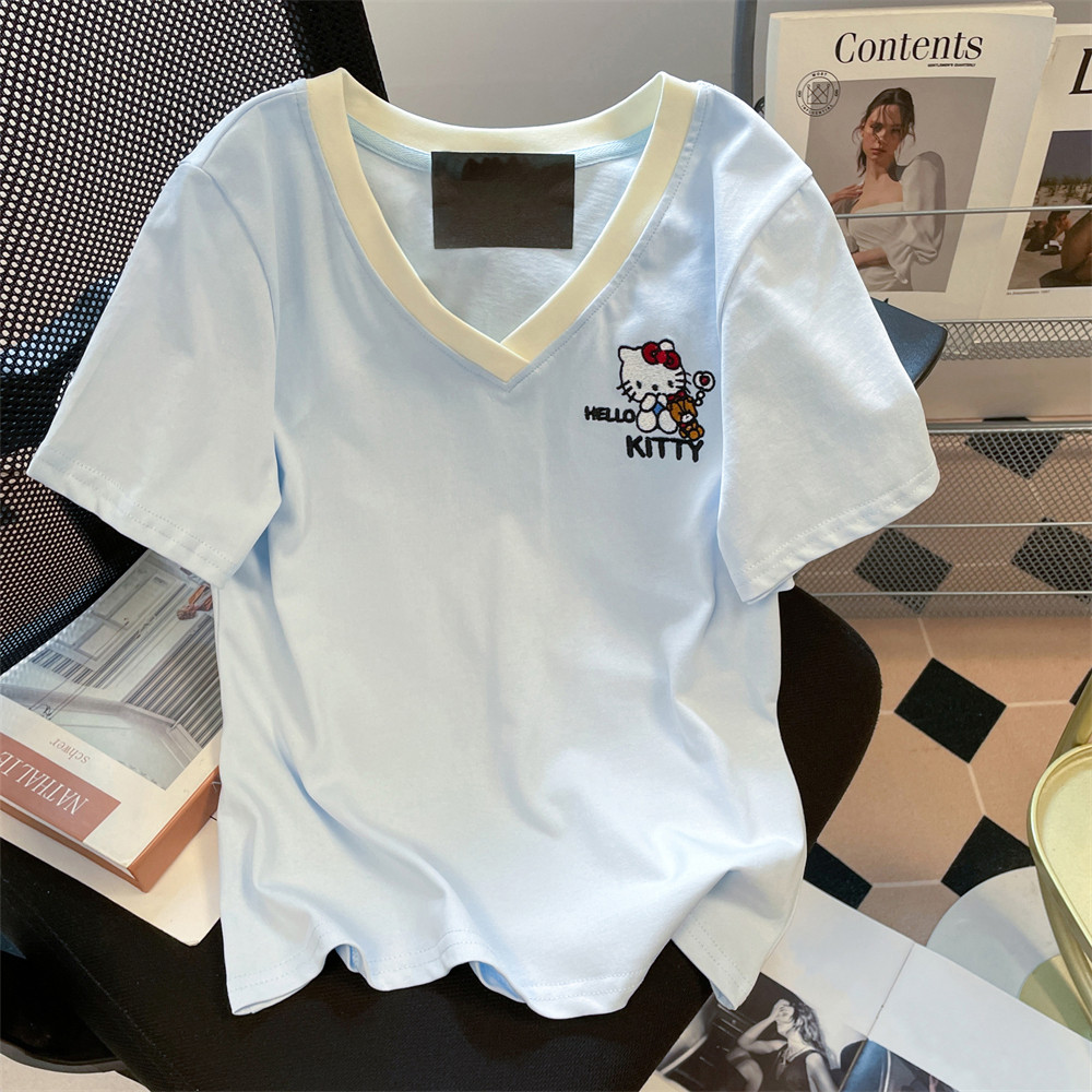 Milk Blue Slim fit Slimming V คอด้านบนผู้หญิงฤดูร้อนที่ไม่ซ้ํากัน Super look ปัก Kitty Cat เสื้อยืดแ