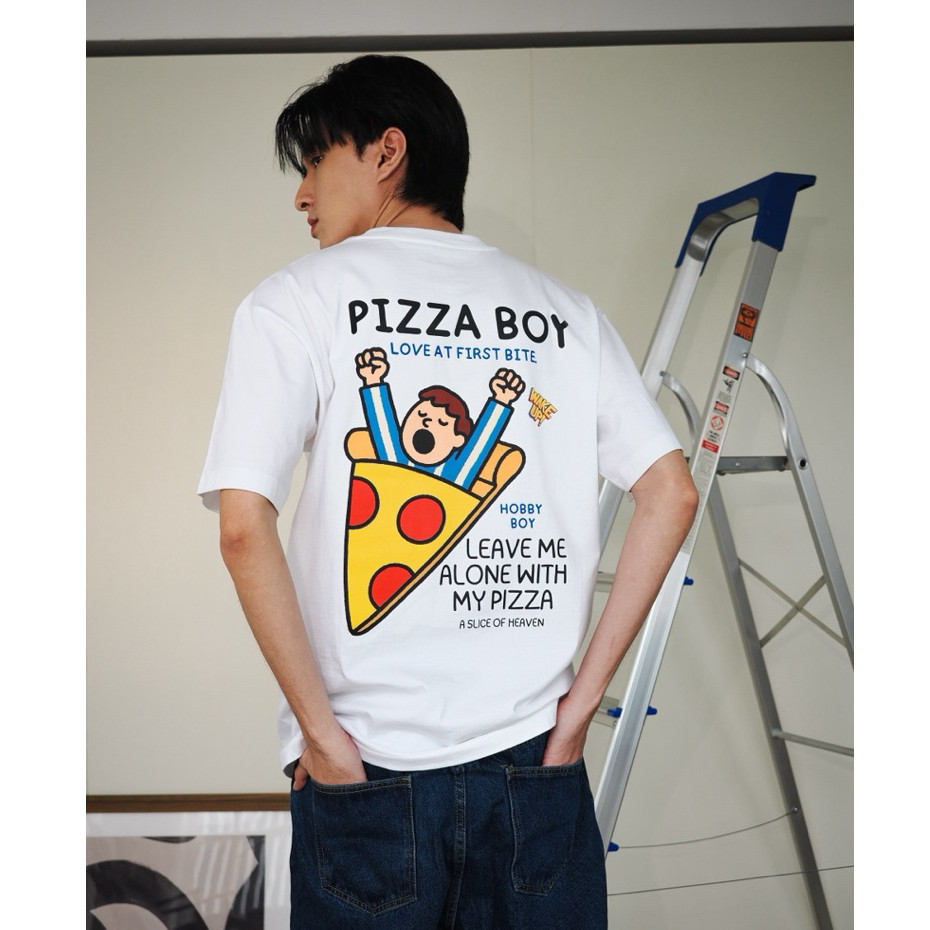 เสื้อยืดคอกลมพิมพ์ลายผ้าฝ้าย HOBBY BOY - PIZZA BOY สีขาว เสื้อยืด Unisex Oversized T-shirt
