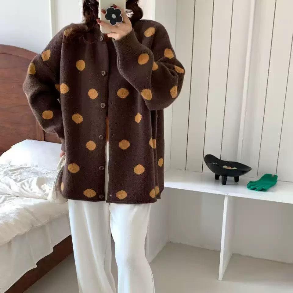 Apitta Sweater รุ่น Dot Story คาร์ดิแกนไหมพรมหนานุ่มลายจุดสุดน่ารัก ดีไซน์เรียบแต่มีลายโพลก้าดอททั่วตัว รหัส N50