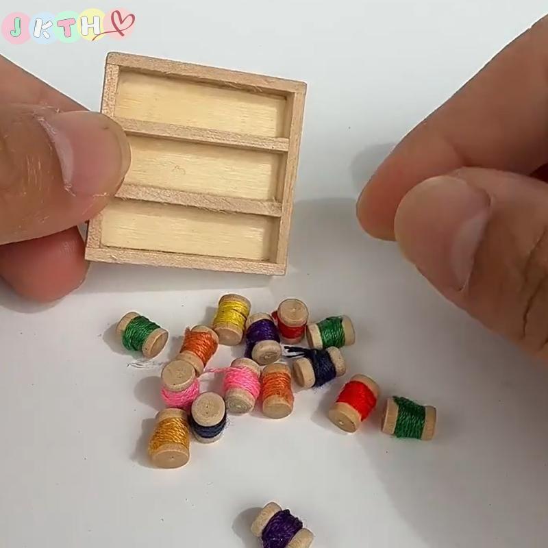 JKTH DIY 1:12 ตุ๊กตาของเล่น Miniature Tailor Shop ชุดฉากอุปกรณ์เสริมกล่องเก็บและ 15 เส้นด้าย Curling