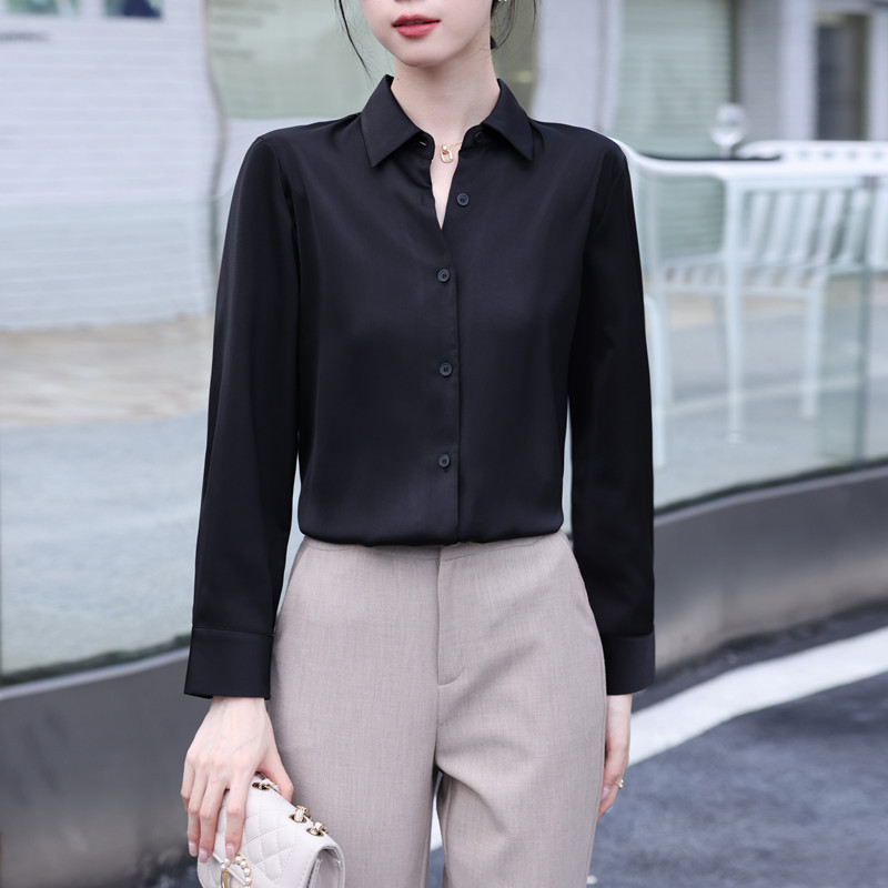 เสื้อเชิ้ตแขนยาวสีดำผ้าซาติน เรียบหรูเหมาะสำหรับสัมภาษณ์งานและโอกาสสำคัญ