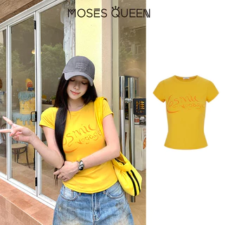 MOSESQUEEN มอสเนสควีน เสื้อยืดแขนสั้นพิมพ์ลายตัวอักษรสีเหลืองสําหรับผู้หญิงในฤดูร้อนมีดีไซน์เข้ารูปเสริมรูปร่างอเนกประสงค์และมีคอกลม #64031