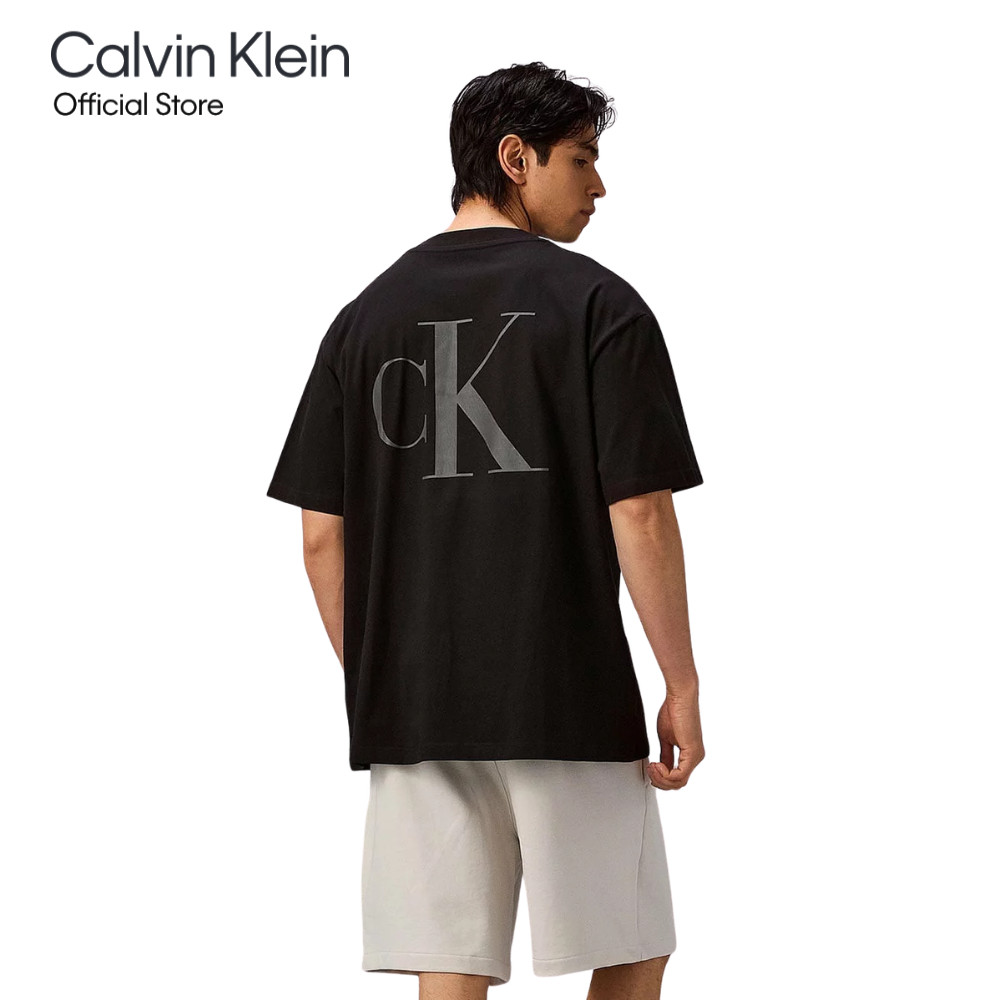 CALVIN KLEIN เสื้อยืดคอกลมแขนสั้นผู้ชาย Back Monogram Logo ทรง Relaxed รุ่น 4RF241G UB1-สีดำ