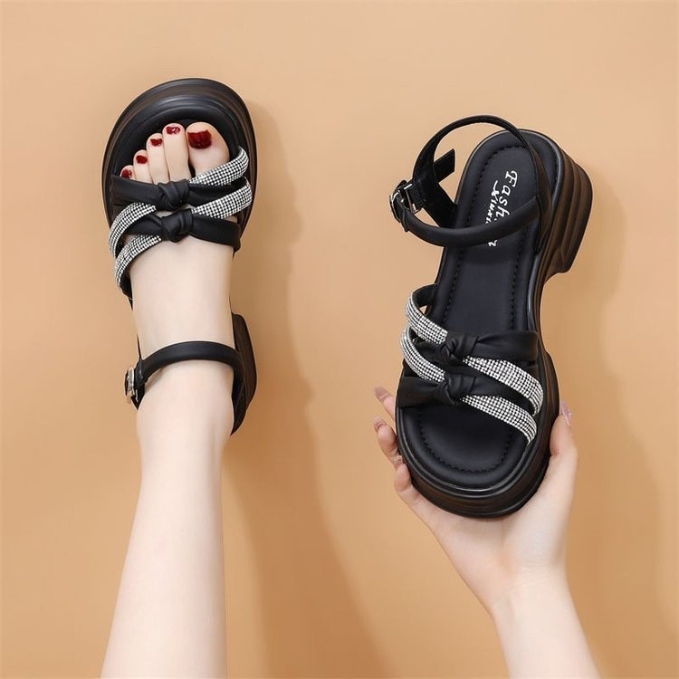 หนา-Soled ส้นกลาง Rhinestone รองเท้าแตะผู้หญิง 2026 ฤดูร้อนสไตล์ใหม่ขนาดเล็กน้ําหนักเบาแฟชั่นจับคู่กระโปรงรองเท้าชายหาดริมทะเล