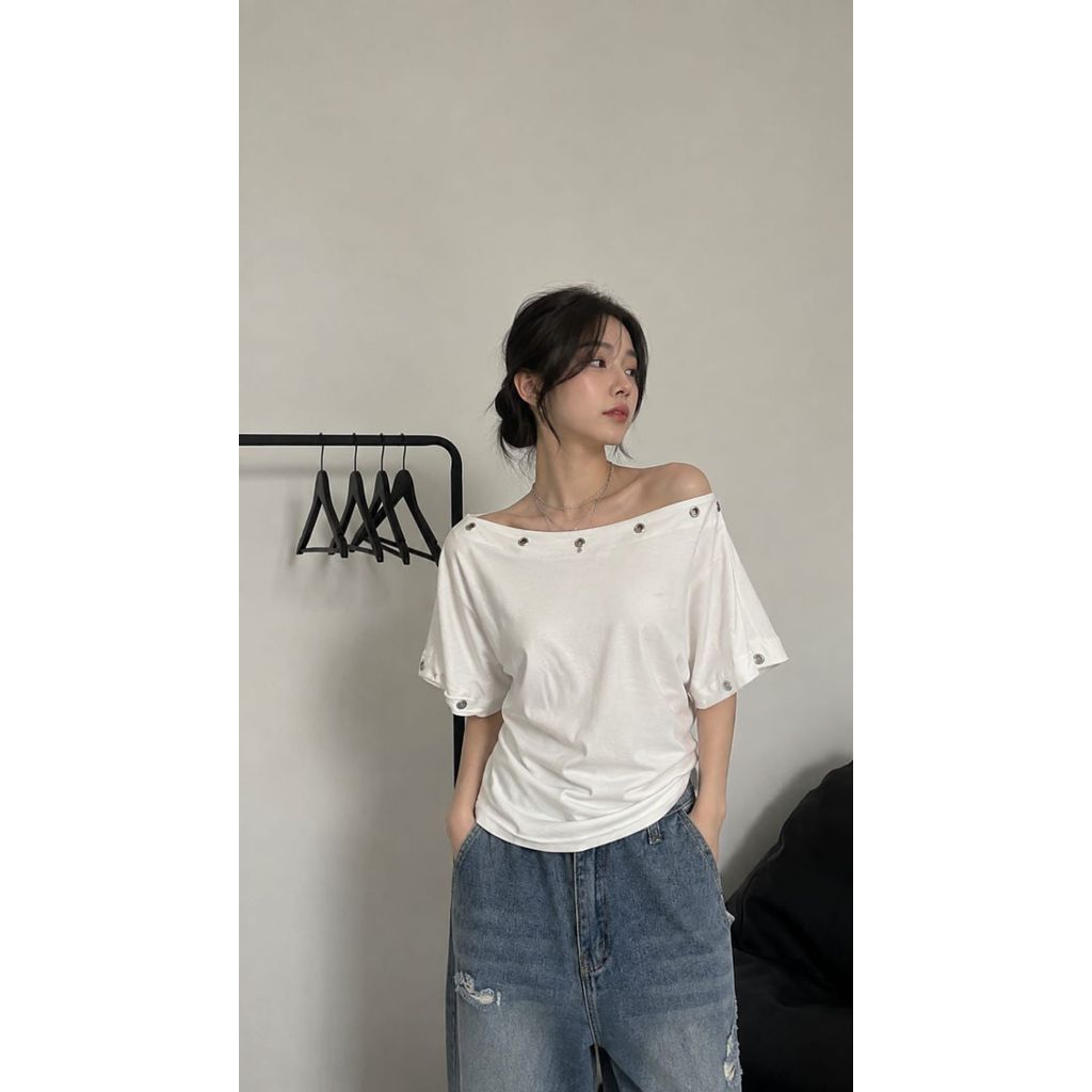 เสื้อ SABRINA พร้อม HOLES BK-IMB1605