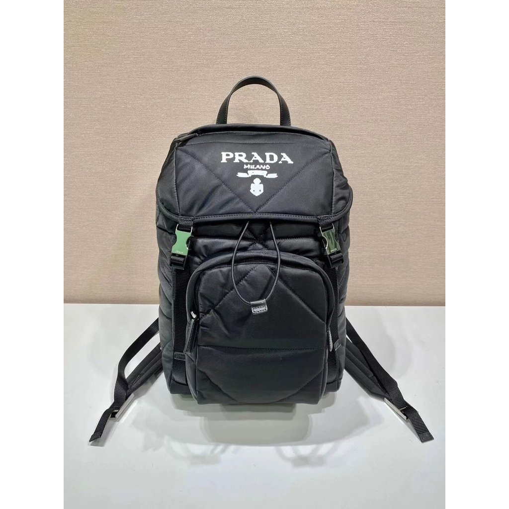 กระเป๋ากล้อง PRADA แบบผ้ากันน้ำ มีฮาร์ดแวร์เคลือบเงา เหมาะสำหรับทั้งผู้ชายและผู้หญิง ใช้ได้ทั้งโรงเร
