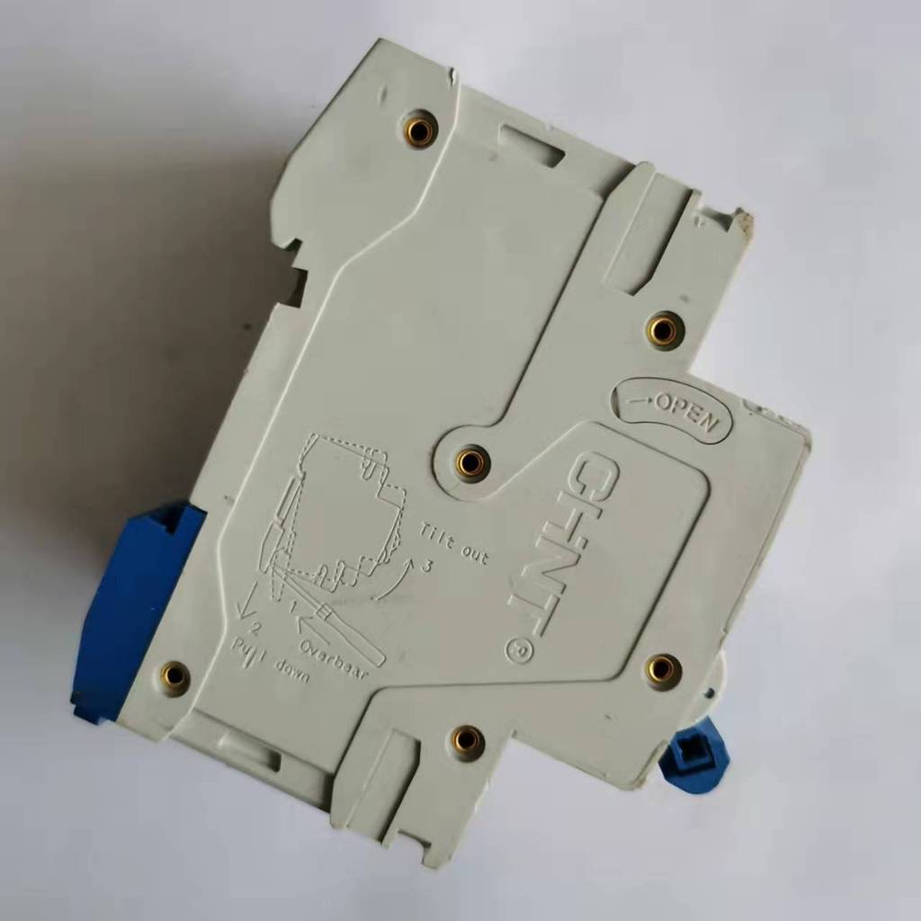 ยี่ห้อใหม่ CHINT CHINT D-Type 10A AC Circuit Breaker NB1-63 3P D10 6,000A เปิดไฟพร้อมสต็อก