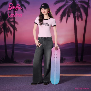 (New Arrival) Barbie™ X Lovito กางเกงยีนส์สีดำผู้หญิง ฤดูใบไม้ผลิ/ร้อน เอวกลาง ขาตรง ปักลาย กระดุมและกระเป๋า เกาหลี อินเทรนด์ LBL5AD054