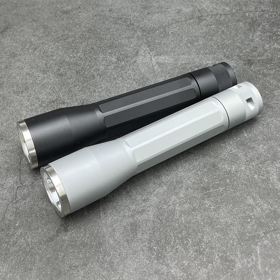 American NITEIZE INOVA INOVA XO3 ไฟฉายแสงที่แข็งแกร่งสองความเร็ว 2 * CR123A