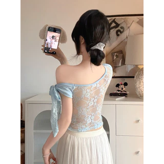 Vogue🌟พร้อมส่ง🌟 เสื้อครอปแขนสั้นดีไซน์เซ็กซี่ ปาดไหล่ผูกโบว์โชว์หลังผ้าลูกไม้ มีฟองน้ำในตัว (FY5019)