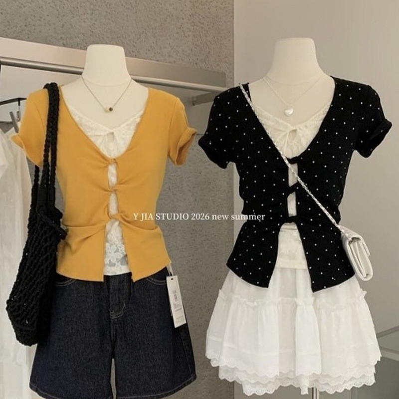 Y.JIA Iga ฤดูร้อนอเมริกันสาวร้อนปลอมสองชิ้น Polka Dot ลูกไม้ All-Match Slim-Fit V คอแขนสั้นเสื้อยืดผ