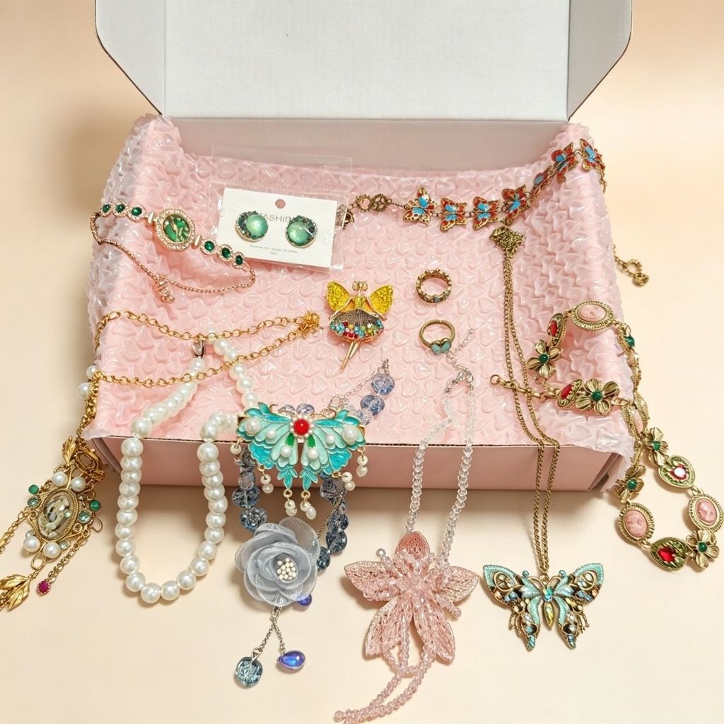 Boutique Jewelry Mystery Box Random Jewelry (รวมสร้อยคอ ต่างหู สร้อยข้อมือ แหวน 4 ชิ้น) Canless PDD7