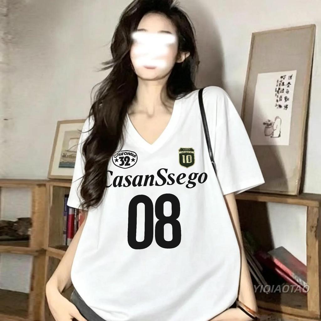 (จัดส่งภายใน 24 ชั่วโมง)แนะนำต้องมี!! เสื้อวีคอไซส์ใหญ่ ทรงหลวมสบาย ดีไซน์เฉพาะตัว เสื้อออกงานสาวอวบพรางหุ่น เสื้อ ยืดตั