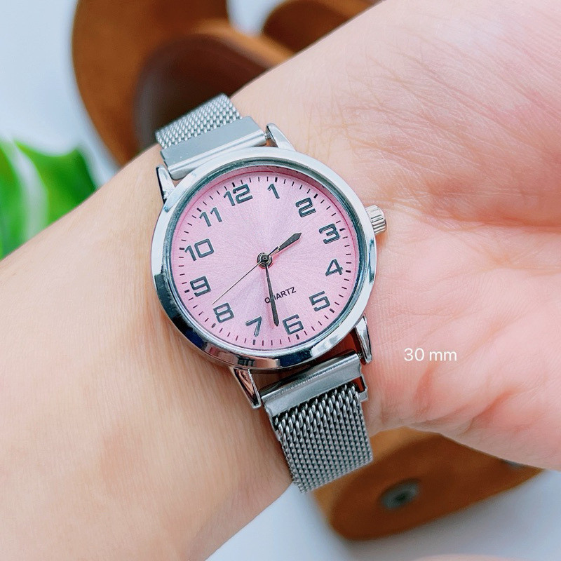 ผู้หญิงสายแม่เหล็กเจนีวานาฬิกาหน้าปัดตัวเลข